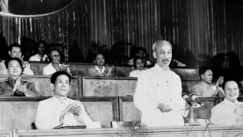 Ánh sáng Hồ Chí Minh soi đường cho chúng ta đi