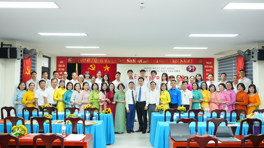 ĐẢNG BỘ XÃ PHÙ ĐỔNG TỔ CHỨC LỄ KẾT NẠP ĐẢNG VIÊN CHO 7 QUẦN CHÚNG ƯU TÚ