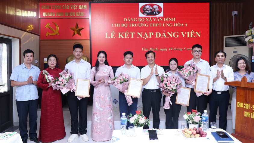 4 học sinh Trường THPT Ứng Hòa A vinh dự được kết nạp Đảng