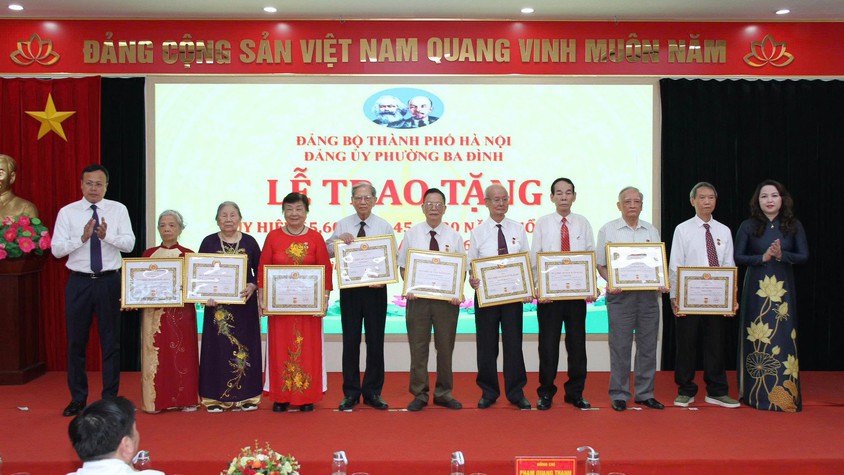 PHƯỜNG BA ĐÌNH TRAO TẶNG HUY HIỆU ĐẢNG DỊP 19-5
