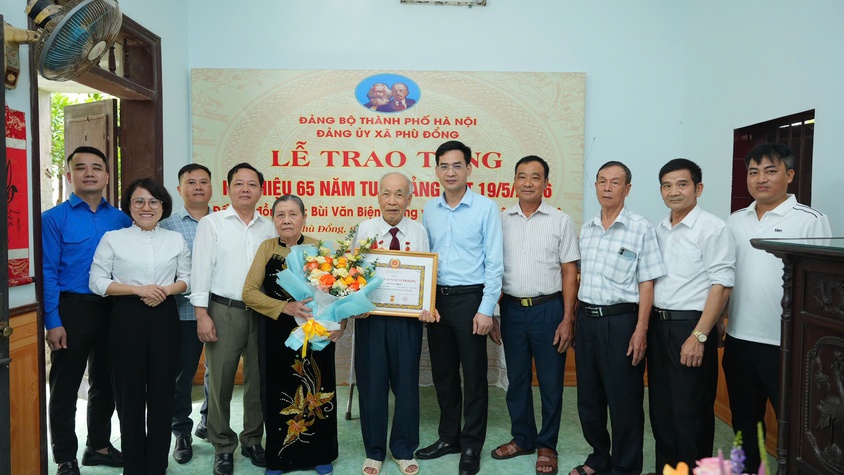 ĐẢNG UỶ XÃ PHÙ ĐỔNG TỔ CHỨC LỄ TRAO TẶNG HUY HIỆU 65 NĂM TUỔI ĐẢNG TẠI NHÀ CHO ĐẢNG VIÊN BÙI VĂN BIỆN