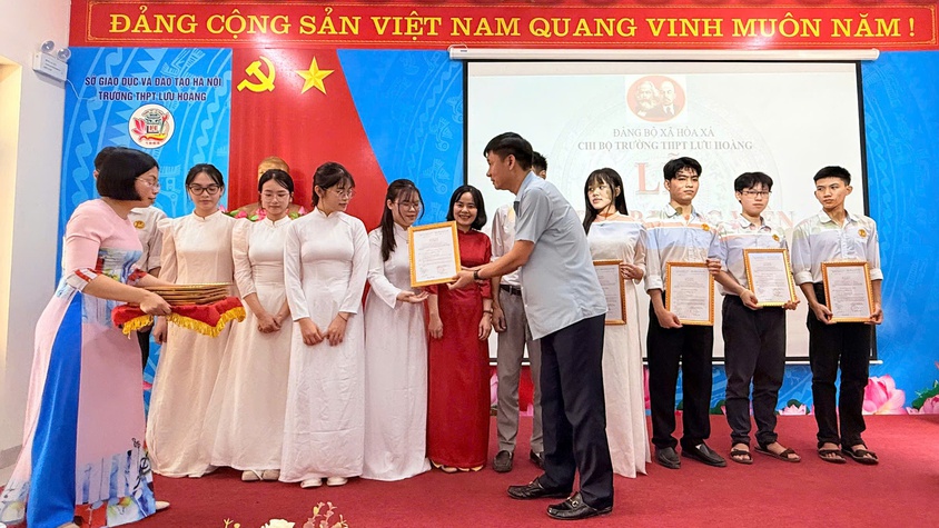 09 học sinh Trường THPT Lưu Hoàng vinh dự được kết nạp Đảng đúng dịp kỷ niệm 136 năm Ngày sinh Chủ tịch Hồ Chí Minh