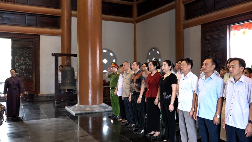 Đoàn đại biểu lãnh đạo Đảng uỷ - HĐND – UBND – UB MTTQ xã Mỹ Đức dâng hương Nhà lưu niệm Bác Hồ nhân kỷ niệm 136 năm Ngày sinh Chủ tịch Hồ Chí Minh