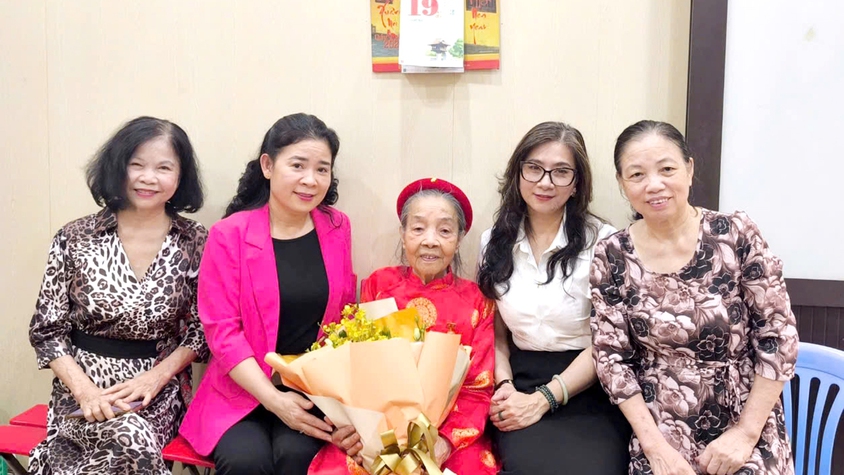 Trao tặng huy hiệu 65 năm tuổi Đảng đợt 19/5/2026 tại nhà riêng cho Đảng viên lão thành phường Thanh Xuân