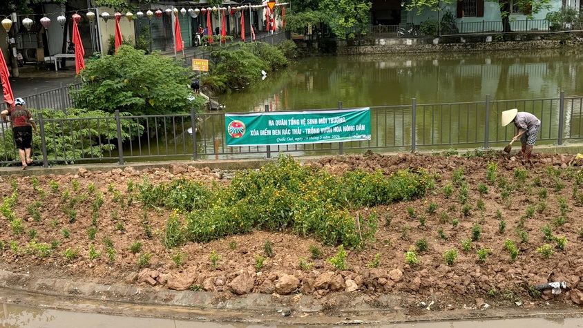 Hội Nông dân xã Quốc Oai xã hội hóa biến điểm đen rác thải thành vườn hoa