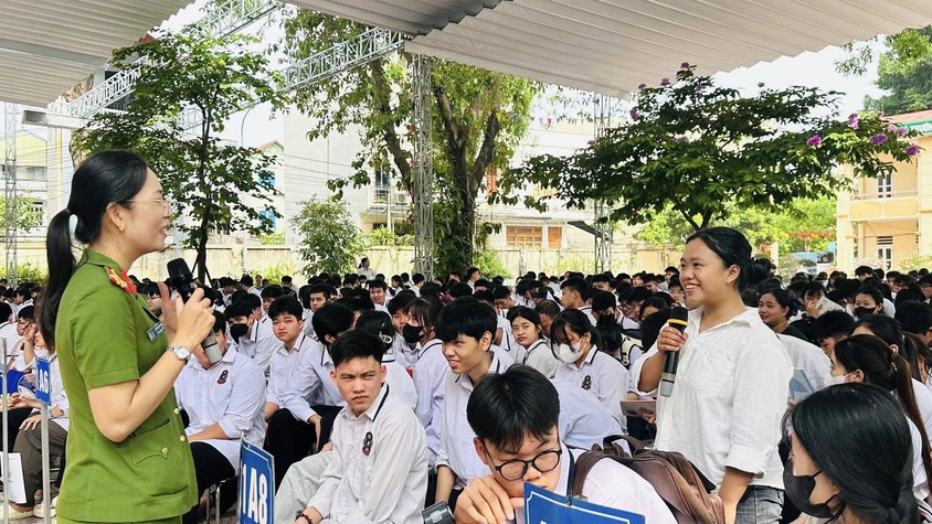 Tuyên truyền pháp luật và an toàn giao thông cho học sinh tại Trung tâm GDNN-GDTX Ứng Hòa