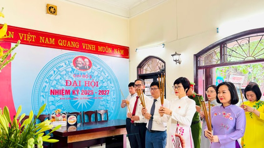 Phường Kim Liên báo công, dâng hương tại Nhà lưu niệm Chủ tịch Hồ Chí Minh
