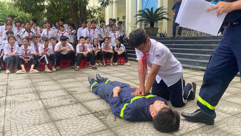 Nâng cao nhận thức pháp luật, kỹ năng tự bảo vệ bản thân cho học sinh Trường THCS Quảng Phú Cầu