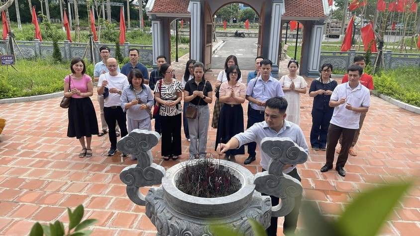 Học viên lớp Trung cấp Lý luận chính trị K28B-25 dâng hương tại Khu lưu niệm Trưởng ban Thường trực Quốc hội Bùi Bằng Đoàn