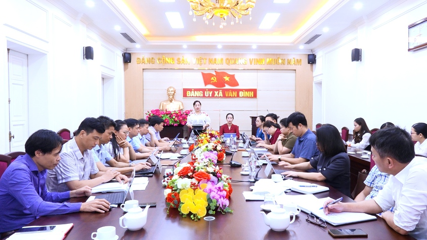 Thường trực Đảng ủy xã làm việc với UBND xã và các phòng chuyên môn
