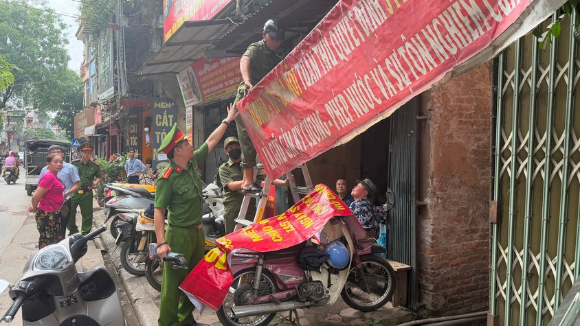 Phường Ô Chợ Dừa ra quân xử lý “điểm nghẽn” trật tự đô thị và môi trường