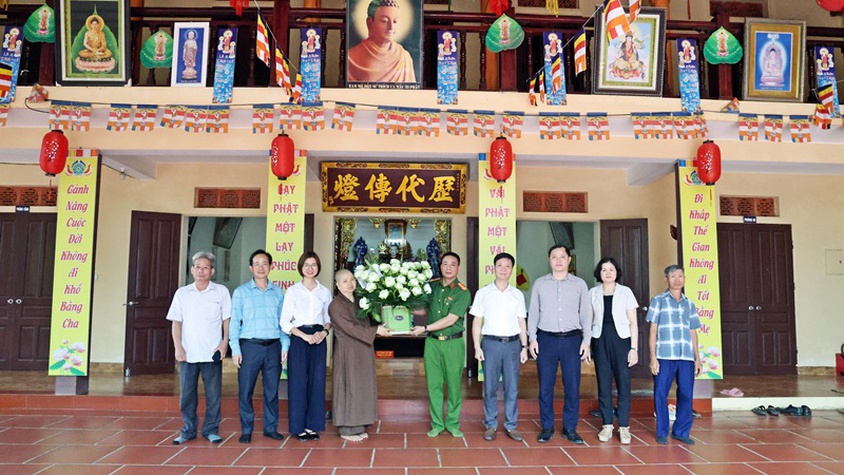Đồng chí Trưởng Công an xã Nguyễn Trọng Hiếu và đoàn công tác của xã thăm, chúc mừng tại chùa Phúc Quang, chùa Linh Quang và chùa Thiên Sơn.