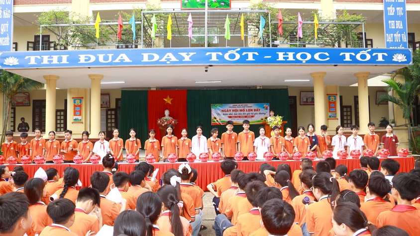 Náo nức ngày hội mổ lợn đất của thầy và trò trường THCS Hợp Thanh