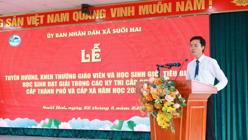 Suối Hai vinh danh học sinh xuất sắc và giáo viên tiêu biểu