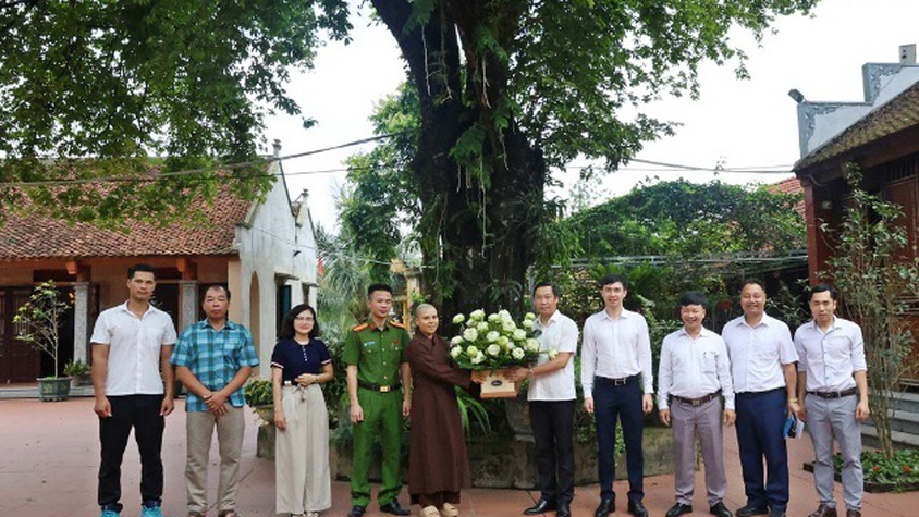 Chủ tịch UBND xã Xuân Mai đồng chí Nguyễn Anh Đức cùng đoàn thăm chúc mừng 4 cơ sở phật giáo nhân dịp lễ Phật Đản - phật Lịch.