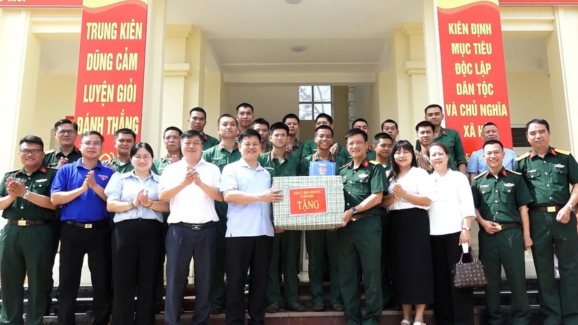 LÃNH ĐẠO XÃ BÌNH MINH THĂM, ĐỘNG VIÊN
CHIẾN SĨ NHẬP NGŨ NĂM 2026