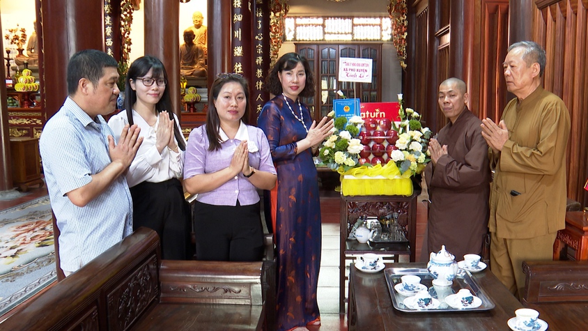 Đồng chí Phó Chủ tịch UBND xã Nguyễn Thị Bích Phượng Thăm hỏi, tặng quà, chúc mừng các chức sắc tôn giáo nhân dịp đại lễ phật đản năm 2026