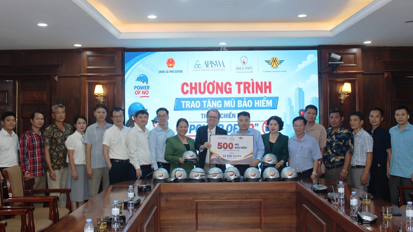 Phú Xuyên phối hợp tổ chức chương trình trao tặng mũ bảo hiểm thuộc chiến dịch “Power of No”