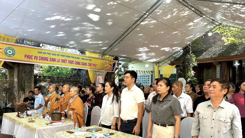 ĐỒNG CHÍ NGÔ VĂN HÙNG – PHÓ CHỦ TỊCH UBND XÃ QUỐC OAI DỰ ĐẠI LỄ PHẬT ĐẢN PL.2570 TẠI CHÙA HOA PHÁT