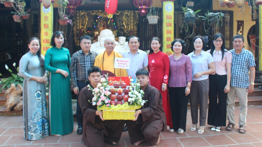 Lãnh đạo xã Phú Xuyên thăm, tặng quà các cơ sở Phật giáo nhân dịp Đại lễ Phật đản năm 2026