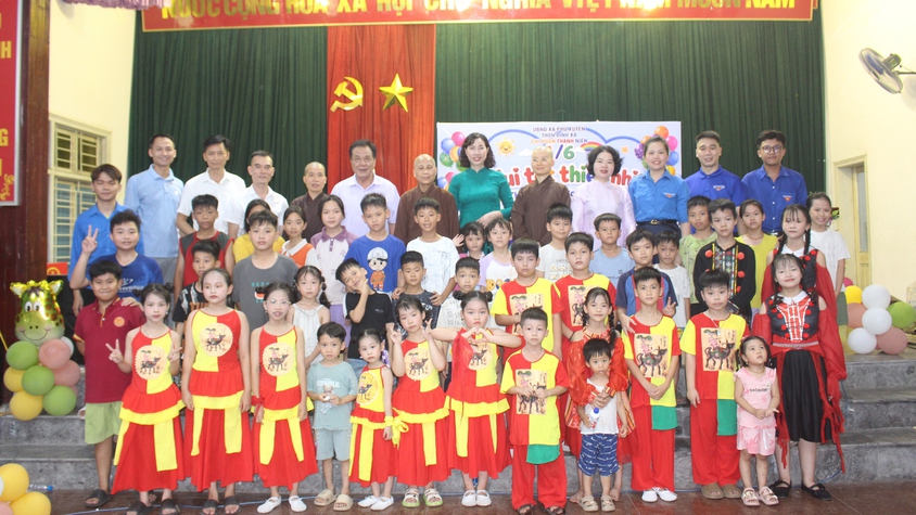 Thôn Đinh Xá tổ chức chuỗi hoạt động “Vui Tết thiếu nhi - Thắp sáng ước mơ cho em”