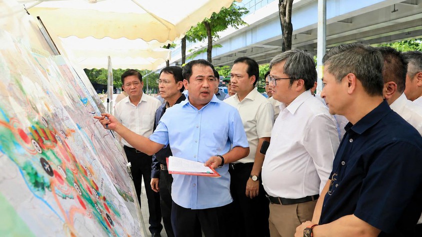 Bí thư Thành ủy Hà Nội Trần Đức Thắng kiểm tra tiến độ triển khai Dự án đường Tây Thăng Long đoạn qua địa phận phường Đông Ngạc