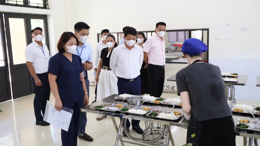 Đồng chí Lê Văn Quân - Bí thư Đảng uỷ, Chủ tịch HĐND xã Ba Vì kiểm tra công tác đảm bảo an toàn thực phẩm tại các trường học trên địa bàn