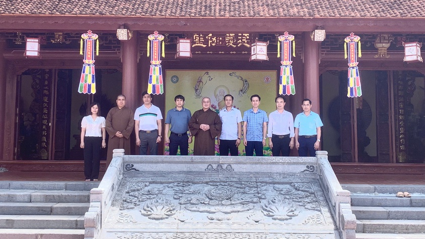 Các đồng chí lãnh đạo xã Hương Sơn thăm, chúc mừng các chùa nhân dịp Phật đản
