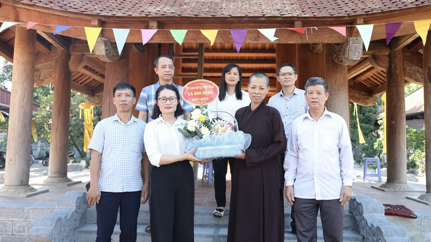 Ban thường trực UB MTTQ Việt Nam xã thăm, chúc mừng Đại lễ Phật đản năm 2026 tại các chùa trên địa bàn xã Sơn Đồng