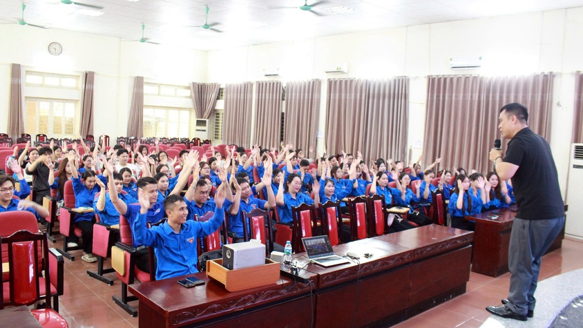 Bồi dưỡng lý luận chính trị và và nghiệp vụ công tác đoàn cho đội ngũ Bí thư Chi đoàn khu dân cư.