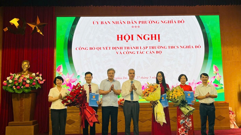 Phường Nghĩa Đô công bố quyết định thành lập Trường THCS Nghĩa Đô và công tác cán bộ