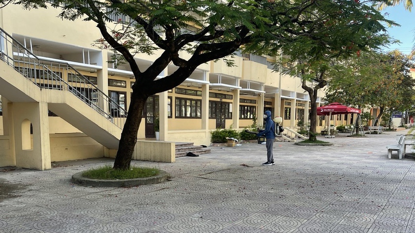 Trạm Y tế phường Hà Đông phun khử khuẩn đảm bảo an toàn phục vụ kỳ thi tốt nghiệp THPT năm 2026 và thi tuyển sinh THPT năm học 2026-2027