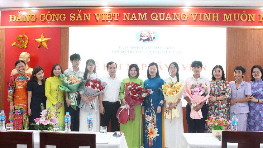 Khát vọng cống hiến từ những đảng viên tuổi 18