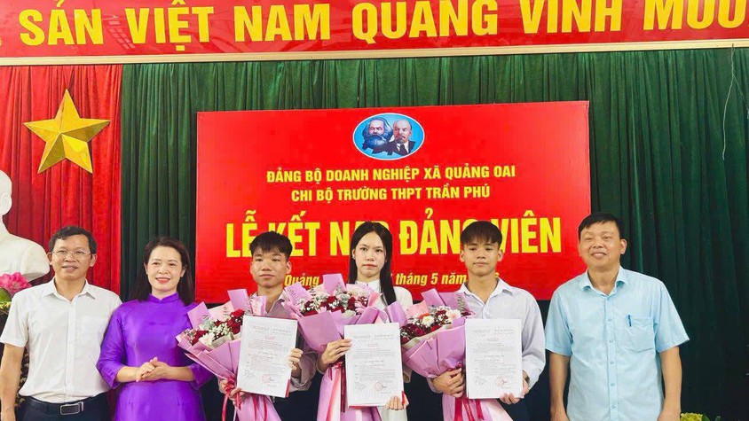 Chi bộ Trường THPT Trần Phú tổ chức Lễ kết nạp Đảng viên cho học sinh ưu tú