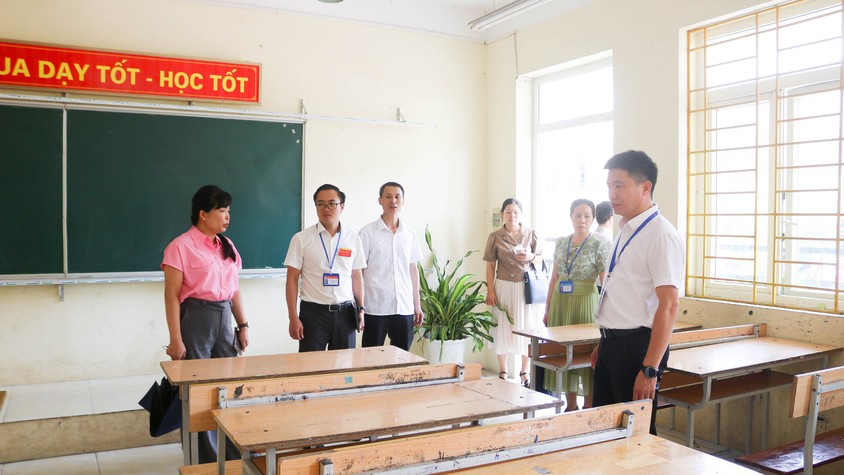 Đồng chí Phó chủ tịch UBND xã Quốc Oai kiểm tra công tác chuẩn bị kỳ thi vào lớp 10 THPT trên địa bàn xã