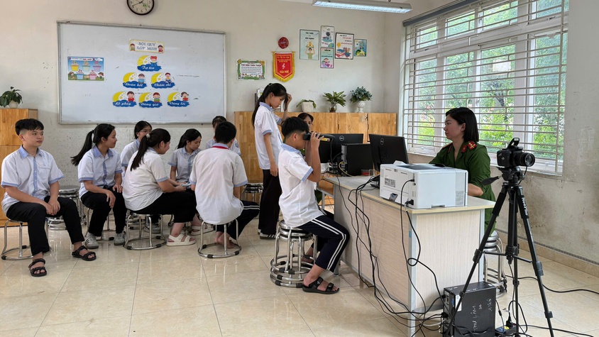 Công an xã Thư Lâm tổ chức cấp căn cước lưu động tại các trường học trên địa bàn xã