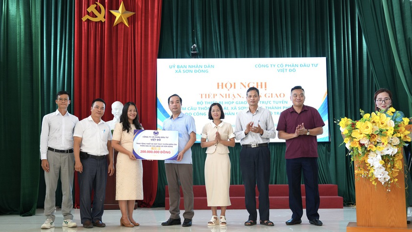 Hội nghị tiếp nhận, bàn giao thiết bị họp trực tuyến cho thôn Hậu Ái