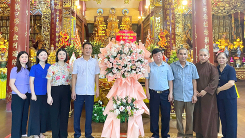 Xã Yên Lãng thăm, tặng quà các cơ sở Phật giáo dịp lễ Phật đản 2026