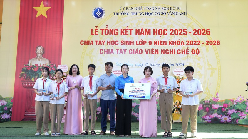 Sơn Đồng tặng quà cho con em đoàn viên, công đoàn, học sinh có thành tích học tập xuất sắc năm học 2025 - 2026