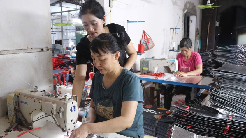 Người phụ nữ thắp sáng niềm nin từ những đường kim mũi chỉ.