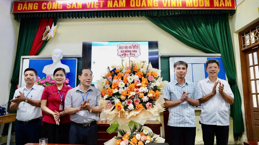 Lãnh đạo xã Hồng Vân tặng hoa và động viên các điểm thi kì thi tuyển sinh vào lớp 10 thpt năm học 2026 - 2027
