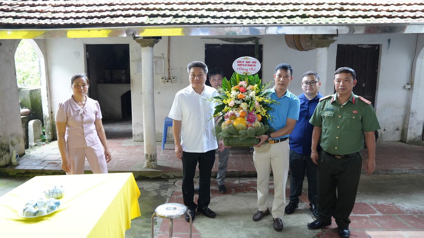 Lãnh đạo xã Thanh Oai thăm, chúc mừng các cơ sở Phật giáo nhân dịp Đại lễ Phật đản năm 2026