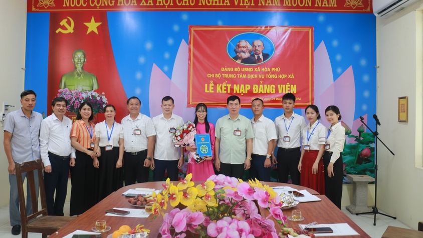 Chi bộ Trung tâm Dịch vụ tổng hợp xã Hòa Phú long trọng tổ chức Lễ kết nạp đảng viên