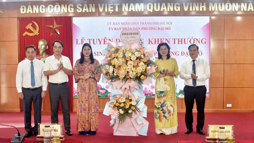 Tuyên dương, khen thưởng học sinh giỏi tiêu biểu năm học 2025 – 2026