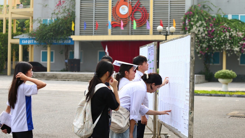 1606 thí sinh làm thủ tục dự thi lớp 10 THPT công lập tại 2 điểm thi trên địa bàn phường Sơn Tây