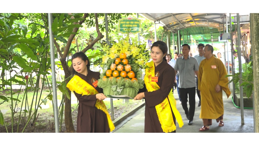 Các đồng chí lãnh đạo xã Hương Sơn thăm, chúc mừng Đại lễ Phật đản Phật lịch 2570 tại chùa Quán Âm