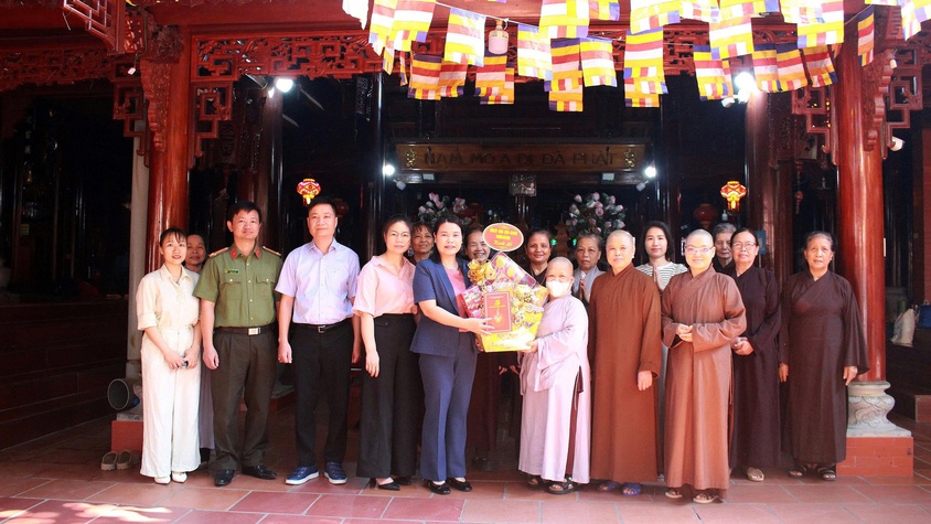 Đồng chí Phó bí thư Thường trực Đảng uỷ phường thăm, chúc mừng ngày Lễ Phật đản