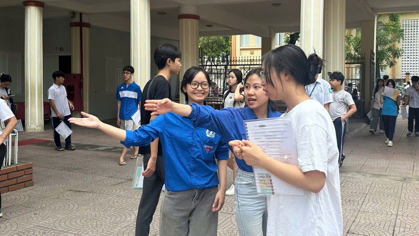 Sáng nay (29/5), gần 4.800 thí sinh Hà Đông làm thủ tục dự thi vào lớp 10
