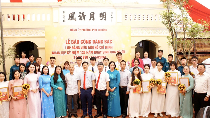 Đảng bộ Phường Phú Thượng tổ chức Lễ báo công dâng Bác và trao quyết định kết nạp đảng viên mới nhân dịp kỷ niệm 136 năm Ngày sinh Chủ tịch Hồ Chí Minh