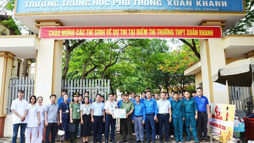Ban chỉ đạo kỳ thi vào 10 phường Tùng Thiện kiểm tra công tác tổ chức thi và thăm, động viên lực lượng đoàn viên thanh niên tham gia tiếp sức mùa thi